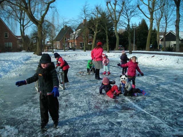 Schaatspret voor de kleuters.