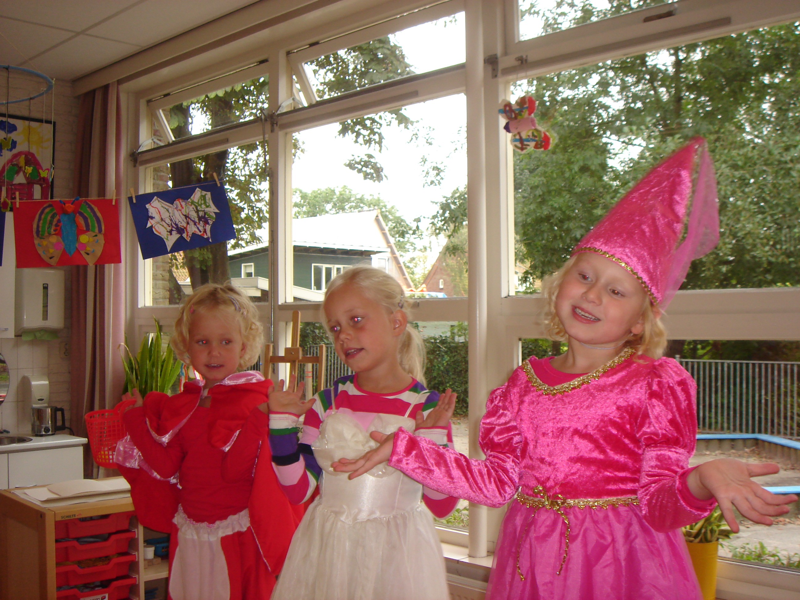 De kleuters oefenen voor de playbackshow!