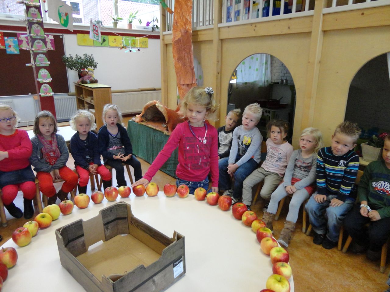 Appelmoes bij de kleutergroepen.