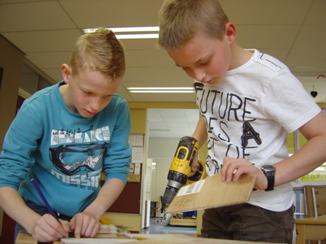 De houten constructie krijgt vorm.