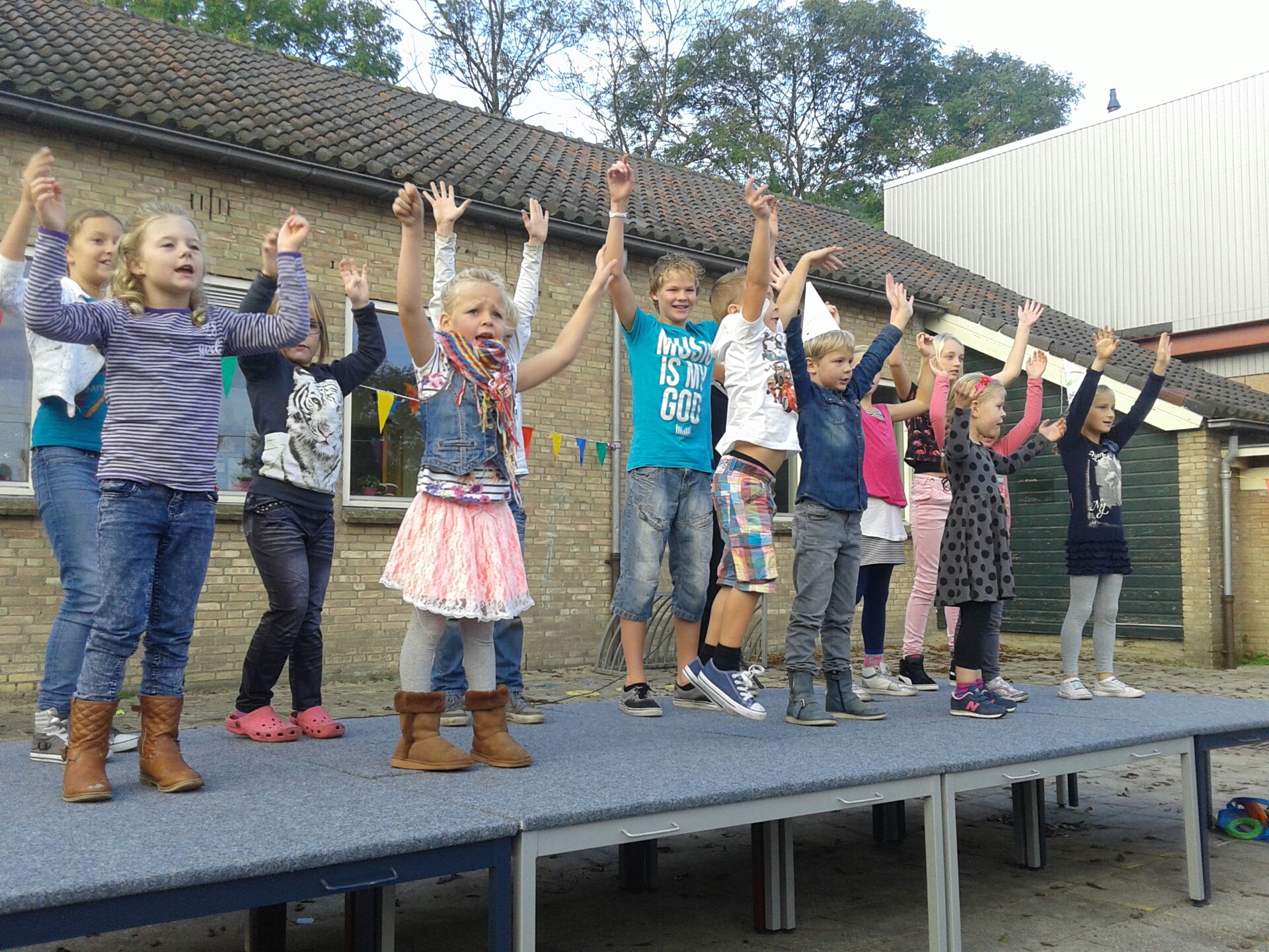 Waar is het feest dan? Hier, hier... come on!