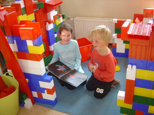 Groep 6 leest voor aan groep 1/2b