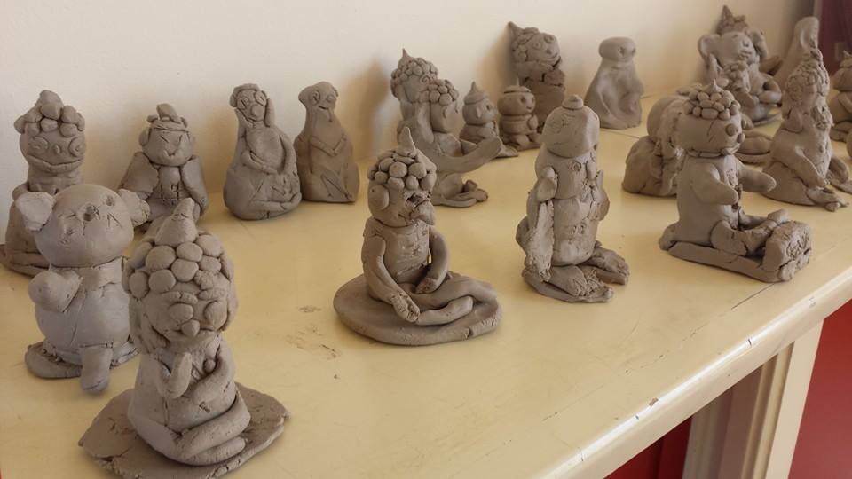 Boeddha beelden gemaakt door de leerlingen van groep 7