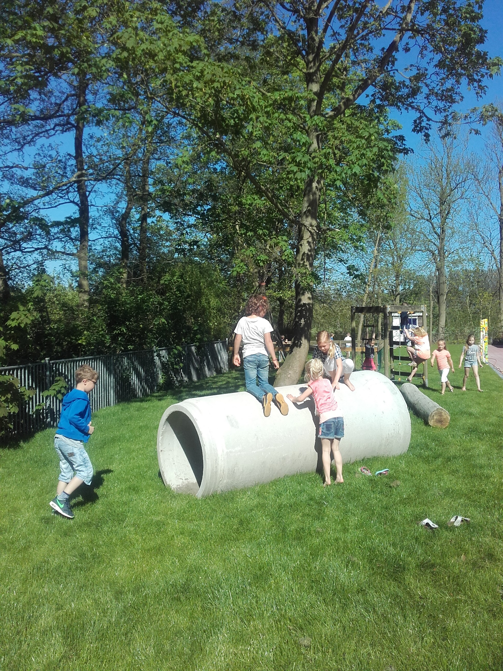 Samen eten en spelen tijdens de overblijf
