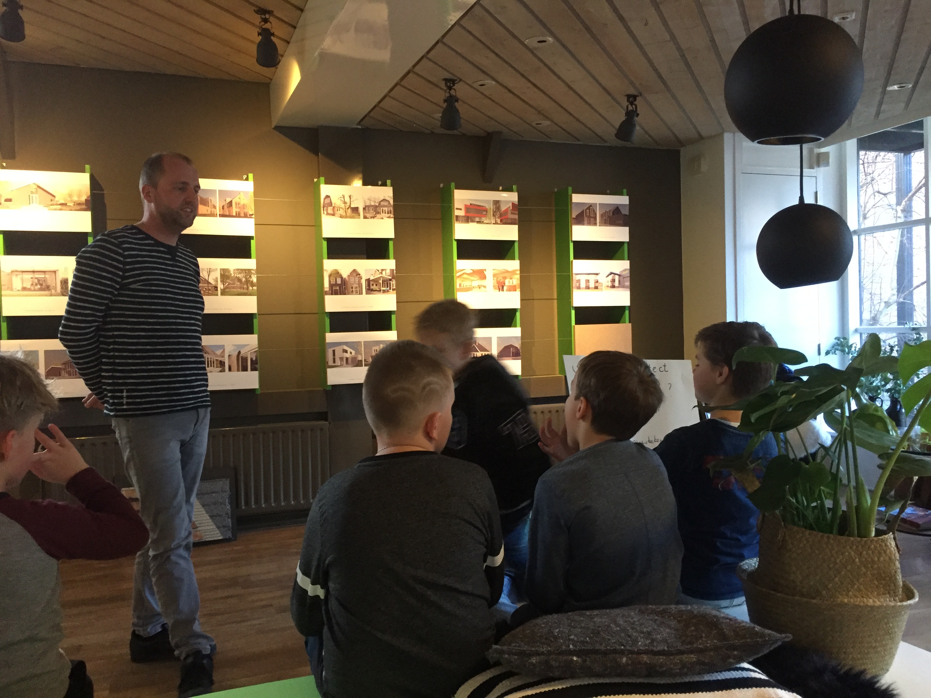 Bezoek aan architect Nico Dekker thema 'honderden huizen' groep 3/4