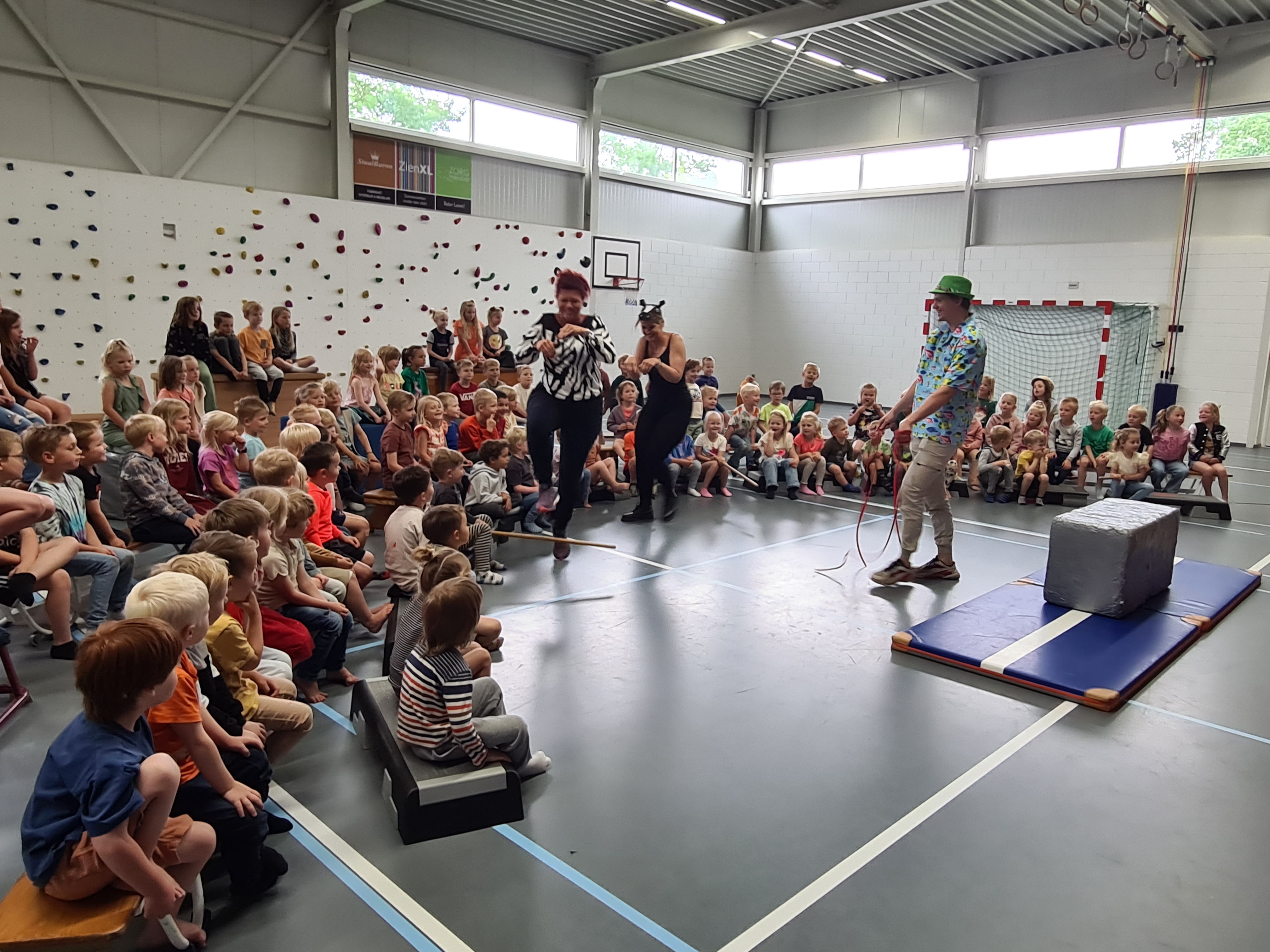 Leerkrachten van de onderbouw openen thema circus
