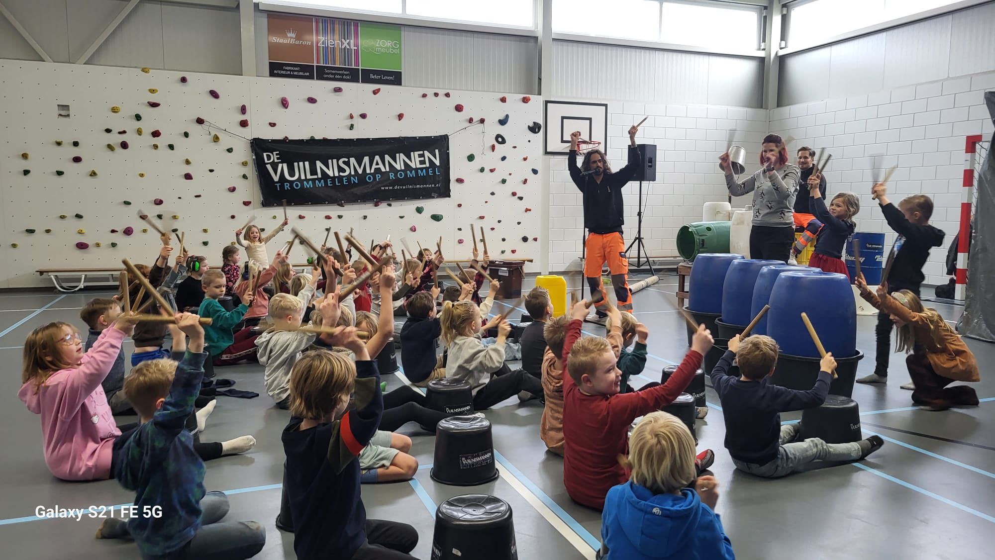 Theatervoorstelling onderbouw: De vuilnismannen, trommelen op rommel